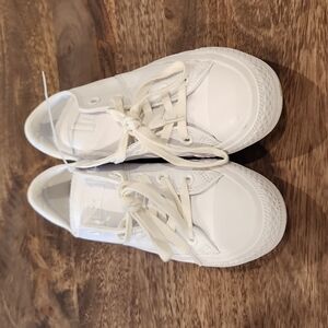 Converse Leather Low Top Sneakers
